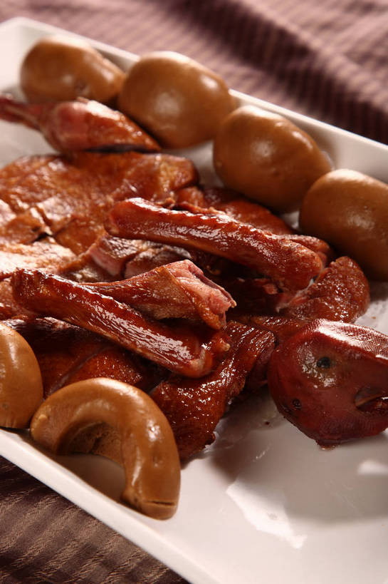 点心,烤鸭,无人,竖图,俯视,室内,特写,白天,烹饪,中餐,餐桌,桌子,餐具,一排,切开,阴影,朦胧,模糊,整齐,反射,布料,碟子,盘,影子,肉,料理,食品,面点,布纹,鸭肉,菜肴,美食,肉类,桌布,食物,排列,一个,白色,盘子,餐巾,碟,台布,切,中式,佳肴,单个,餐台,中华料理,队列,剖面,肉食,北京烤鸭,切面,北京菜,京帮菜,京菜,餐桌布,彩图,高角度拍摄,窝窝头,shjb1