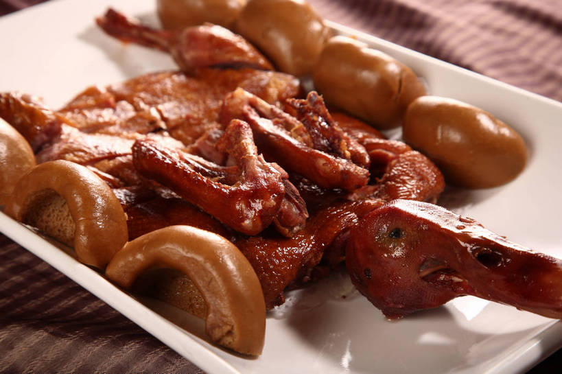 点心,烤鸭,无人,横图,俯视,室内,特写,白天,烹饪,中餐,餐桌,桌子,餐具,一排,切开,阴影,朦胧,模糊,整齐,反射,布料,碟子,盘,影子,肉,料理,食品,面点,布纹,鸭肉,菜肴,美食,肉类,桌布,食物,排列,一个,白色,盘子,餐巾,碟,台布,切,中式,佳肴,单个,餐台,中华料理,队列,剖面,肉食,北京烤鸭,切面,北京菜,京帮菜,京菜,餐桌布,彩图,高角度拍摄,窝窝头,shjb1