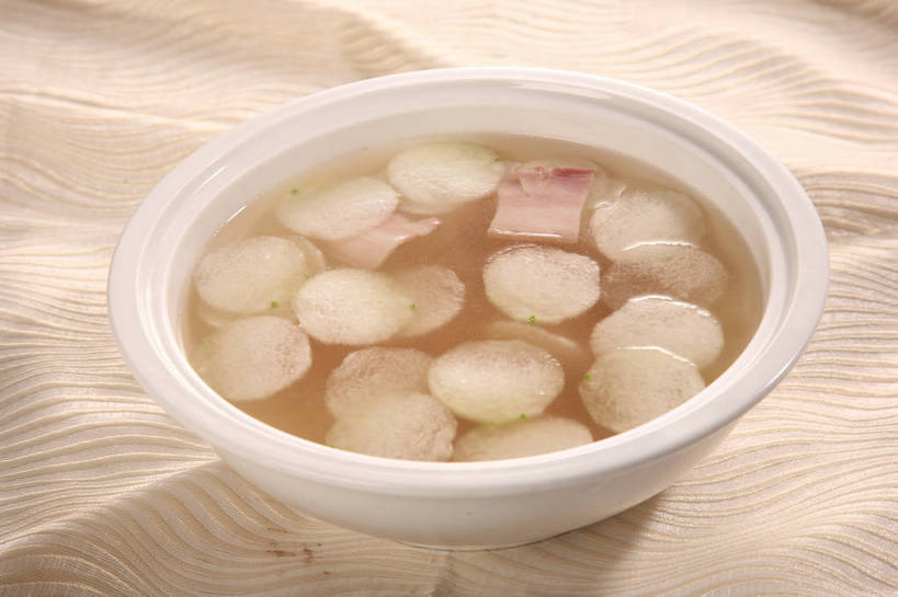 无人,横图,俯视,室内,特写,白天,烹饪,中餐,餐桌,桌子,蔬菜,阴影,新鲜,反射,布料,影子,陶瓷,葱,青葱,肉,汤,料理,食品,陶瓷制品,布纹,咸肉,冬瓜,菜肴,美食,肉类,桌布,食物,腌制,一个,白色,餐巾,容器,台布,碗,中式,白瓜,佳肴,有机食品,绿色食品,单个,餐台,中华料理,储藏,储存,腌肉,肉食,消食,盐肉,渍肉,水芝,餐桌布,彩图,高角度拍摄,白冬瓜,地芝,东瓜,濮瓜,枕瓜,贮存,开胃,shjb1,冬瓜咸肉汤