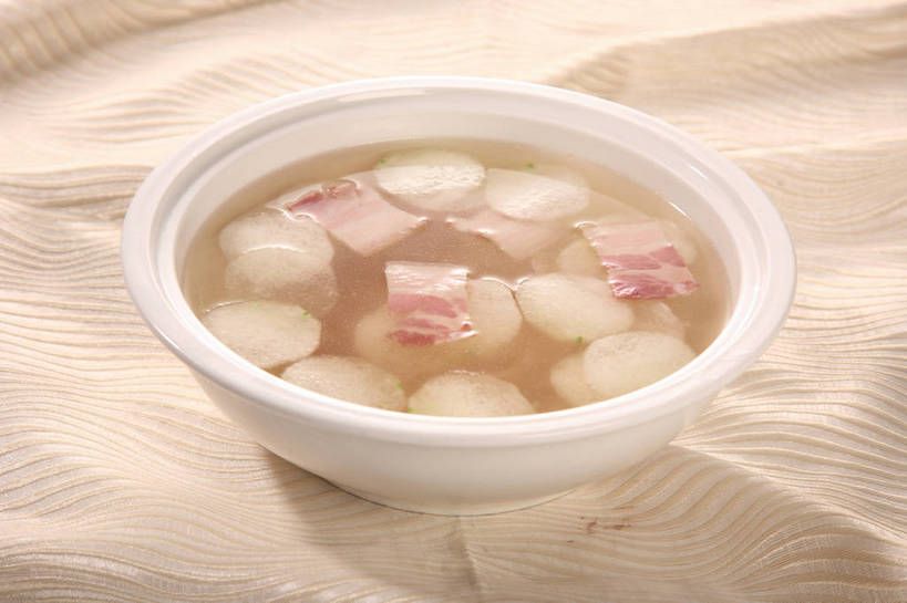 无人,横图,俯视,室内,特写,白天,烹饪,中餐,餐桌,桌子,蔬菜,阴影,新鲜,反射,布料,影子,陶瓷,葱,青葱,肉,汤,料理,食品,陶瓷制品,布纹,咸肉,冬瓜,菜肴,美食,肉类,桌布,食物,腌制,一个,白色,餐巾,容器,台布,碗,中式,白瓜,佳肴,有机食品,绿色食品,单个,餐台,中华料理,储藏,储存,腌肉,肉食,消食,盐肉,渍肉,水芝,餐桌布,彩图,高角度拍摄,白冬瓜,地芝,东瓜,濮瓜,枕瓜,贮存,开胃,shjb1,冬瓜咸肉汤