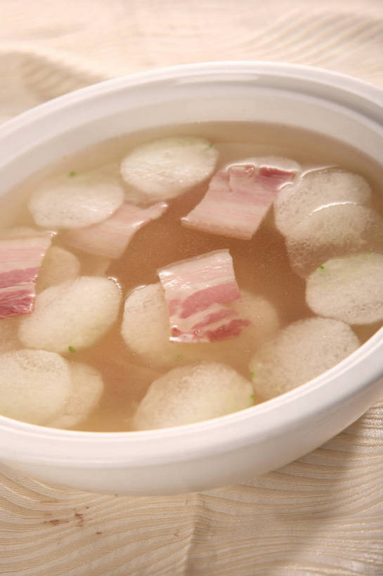 无人,竖图,俯视,室内,特写,白天,烹饪,中餐,餐桌,桌子,蔬菜,阴影,新鲜,反射,布料,影子,陶瓷,葱,青葱,肉,汤,料理,食品,陶瓷制品,布纹,咸肉,冬瓜,菜肴,美食,肉类,桌布,食物,腌制,一个,白色,餐巾,容器,台布,碗,中式,白瓜,佳肴,有机食品,绿色食品,单个,餐台,中华料理,储藏,储存,腌肉,肉食,消食,盐肉,渍肉,水芝,餐桌布,彩图,高角度拍摄,白冬瓜,地芝,东瓜,濮瓜,枕瓜,贮存,开胃,shjb1,冬瓜咸肉汤