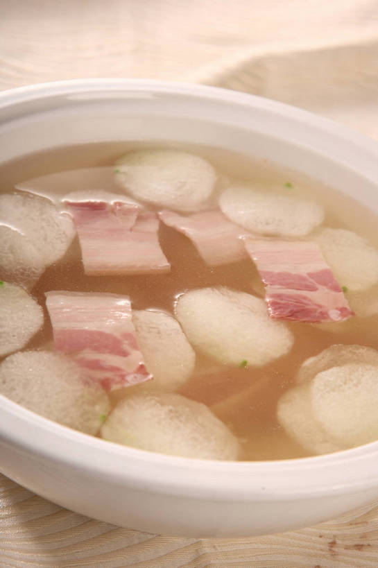 无人,竖图,俯视,室内,特写,白天,烹饪,中餐,餐桌,桌子,蔬菜,阴影,新鲜,反射,布料,影子,陶瓷,葱,青葱,肉,汤,料理,食品,陶瓷制品,布纹,咸肉,冬瓜,菜肴,美食,肉类,桌布,食物,腌制,一个,白色,餐巾,容器,台布,碗,中式,白瓜,佳肴,有机食品,绿色食品,单个,餐台,中华料理,储藏,储存,腌肉,肉食,消食,盐肉,渍肉,水芝,餐桌布,彩图,高角度拍摄,白冬瓜,地芝,东瓜,濮瓜,枕瓜,贮存,开胃,shjb1,冬瓜咸肉汤