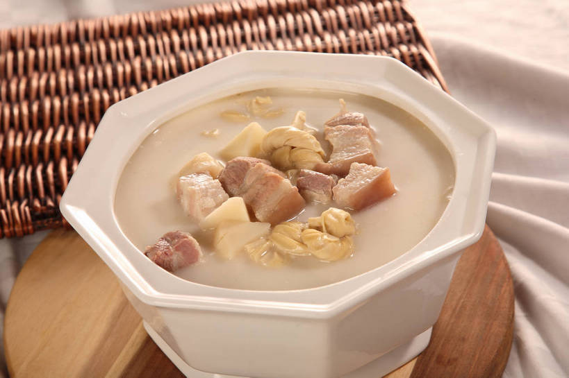 无人,交叉,横图,俯视,室内,特写,白天,烹饪,中餐,餐桌,桌子,竹子,阴影,竹制,编织,反射,木制,布料,影子,陶瓷,肉,汤,料理,食品,案板,陶瓷制品,布纹,豆腐皮,咸肉,菜肴,美食,肉类,砧板,桌布,食物,腌制,一个,白色,餐巾,木制品,容器,台布,碗,中式,佳肴,单个,餐台,中华料理,储藏,竹条,交织,竹制品,豆制品,储存,腌肉,肉食,百叶,百叶结,穿插,消食,盐肉,渍肉,餐桌布,彩图,高角度拍摄,千张,贮存,开胃,shjb1,百叶结咸肉汤,咸肉百叶结