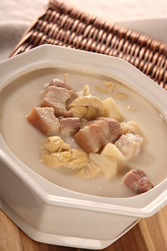 无人,交叉,竖图,俯视,室内,特写,白天,烹饪,中餐,餐桌,桌子,竹子,阴影,竹制,编织,反射,木制,布料,影子,陶瓷,肉,汤,料理,食品,案板,陶瓷制品,布纹,豆腐皮,咸肉,菜肴,美食,肉类,砧板,桌布,食物,腌制,一个,白色,餐巾,木制品,容器,台布,碗,中式,佳肴,单个,餐台,中华料理,储藏,竹条,交织,竹制品,豆制品,储存,腌肉,肉食,百叶,百叶结,穿插,消食,盐肉,渍肉,餐桌布,彩图,高角度拍摄,千张,贮存,开胃,shjb1,百叶结咸肉汤,咸肉百叶结