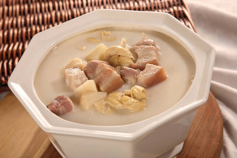 无人,交叉,横图,俯视,室内,特写,白天,烹饪,中餐,餐桌,桌子,竹子,阴影,竹制,编织,反射,木制,布料,影子,陶瓷,肉,汤,料理,食品,案板,陶瓷制品,布纹,豆腐皮,咸肉,菜肴,美食,肉类,砧板,桌布,食物,腌制,一个,白色,餐巾,木制品,容器,台布,碗,中式,佳肴,单个,餐台,中华料理,储藏,竹条,交织,竹制品,豆制品,储存,腌肉,肉食,百叶,百叶结,穿插,消食,盐肉,渍肉,餐桌布,彩图,高角度拍摄,千张,贮存,开胃,shjb1,百叶结咸肉汤,咸肉百叶结