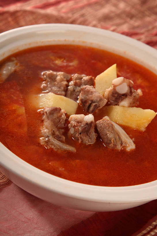 骨骼,无人,竖图,俯视,室内,特写,白天,烹饪,中餐,餐桌,桌子,蔬菜,土豆,西红柿,阴影,新鲜,反射,布料,影子,陶瓷,排骨,肉,汤,料理,食品,陶瓷制品,骨头,布纹,猪肉,菜肴,美食,肉类,桌布,食物,一个,红色,白色,餐巾,容器,台布,碗,中式,佳肴,有机食品,绿色食品,单个,餐台,中华料理,储藏,骨架,储存,小排,肉食,豚肉,馍馍蛋,洋芋,洋柿子,山药蛋,马铃薯,柑仔蜜,番茄,臭柿,餐桌布,彩图,高角度拍摄,排骨汤,六月柿,贮存,喜报三元,shjb1,西红柿土豆排骨汤