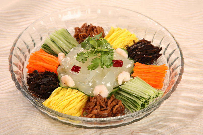 面食,面条,无人,横图,俯视,室内,特写,白天,烹饪,中餐,餐桌,桌子,萝卜,胡萝卜,蔬菜,叶子,玻璃,一堆,阴影,堆叠,堆积,新鲜,反射,布料,影子,面,肉,虾仁,料理,食品,绿叶,布纹,粉丝,肉丝,冷盘,菜肴,美食,肉类,玻璃制品,桌布,食物,一个,餐巾,容器,台布,碗,中式,嫩叶,冷菜,凉菜,佳肴,有机食品,绿色食品,单个,餐台,中华料理,储藏,堆,虾肉,配菜,储存,黄萝卜,番萝卜,粉条,肉食,冬粉,叶,叶片,红萝卜,甘荀,餐桌布,彩图,高角度拍摄,丁香萝卜,胡芦菔金,金笋,贮存,shjb1