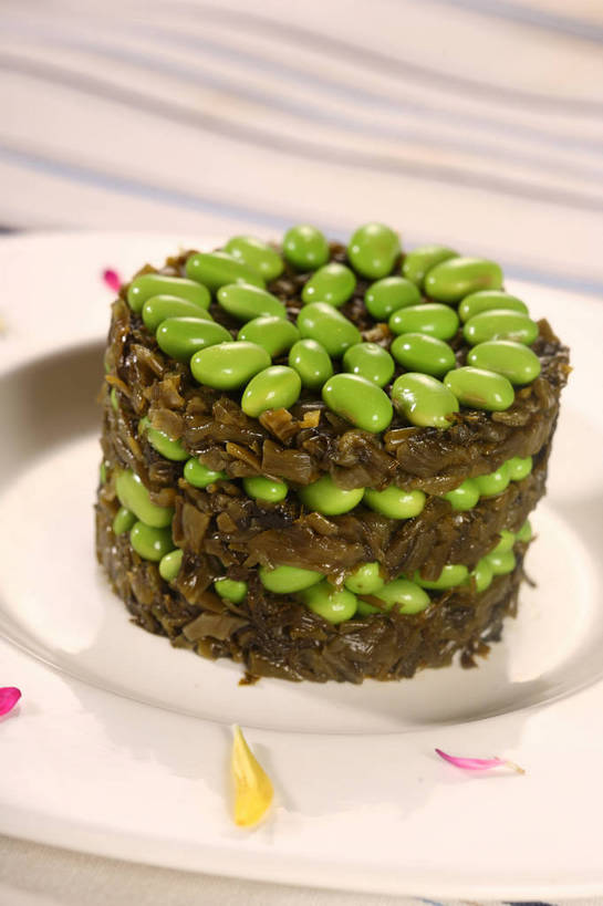 无人,竖图,俯视,室内,特写,白天,烹饪,中餐,植物,餐桌,桌子,豆,大豆,蔬菜,餐具,阴影,新鲜,盛开,反射,布料,碟子,盘,影子,豆类,豆子,毛豆,料理,食品,花蕾,布纹,冷盘,雪菜,菜肴,美食,桌布,花,花瓣,花朵,鲜花,食物,一个,绿色,白色,盘子,餐巾,碟,台布,花苞,花蕊,中式,冷菜,凉菜,佳肴,有机食品,绿色食品,单个,餐台,中华料理,配菜,豆科,枝豆,雪里红,黄豆,餐桌布,彩图,高角度拍摄,雪里蕻,shjb1,雪菜毛豆