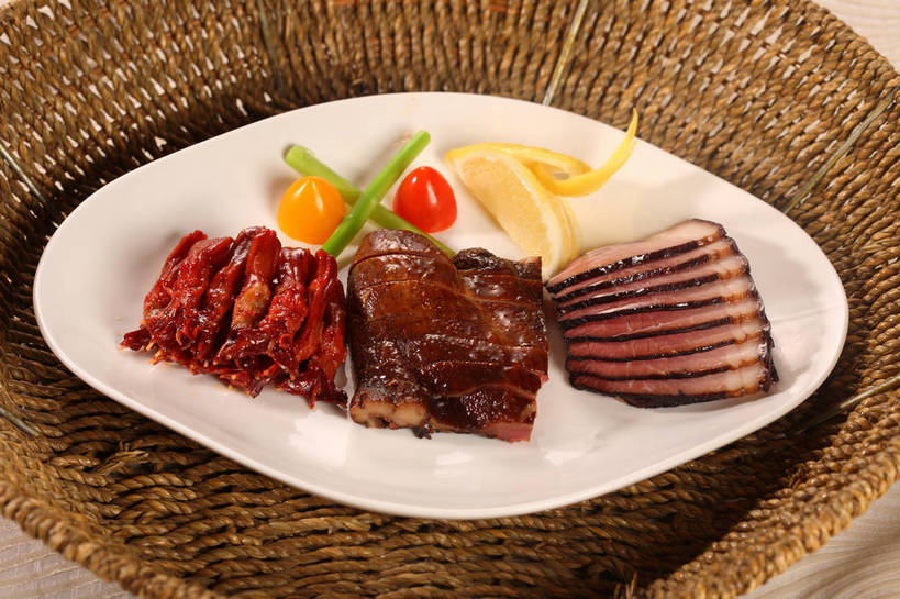 无人,交叉,横图,俯视,室内,特写,白天,烹饪,中餐,餐桌,桌子,竹子,柠檬,蔬菜,西红柿,小番茄,餐具,水果,一排,切开,阴影,竹制,新鲜,整齐,编织,反射,碟子,篮子,盘,影子,肉,生食,料理,食品,果实,蔬果,鸭肉,菜肴,美食,肉类,食物,排列,两个,黄色,红色,白色,盘子,竹篮,碟,切,中式,佳肴,有机食品,绿色食品,餐台,中华料理,竹条,交织,竹制品,队列,剖面,肉食,酱鸭,鸭舌,切面,穿插,小西红柿,樱桃小番茄,珍珠小番茄,益母果,柠果,樱桃番茄,圣女果,番茄,彩图,高角度拍摄,黄色小番茄,shjb1