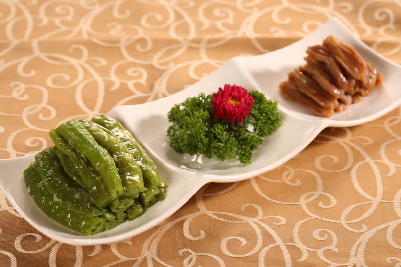 无人,横图,俯视,室内,特写,白天,烹饪,中餐,餐桌,桌子,蔬菜,餐具,阴影,新鲜,盛开,反射,布料,碟子,盘,影子,肉,料理,食品,花蕾,布纹,鸭肉,冷盘,菜肴,美食,肉类,桌布,花,花瓣,花朵,鲜花,食物,一个,红色,白色,盘子,餐巾,碟,台布,花苞,花蕊,中式,冷菜,凉菜,佳肴,有机食品,绿色食品,单个,餐台,中华料理,配菜,肉食,鸭舌,餐桌布,彩图,高角度拍摄,shjb1