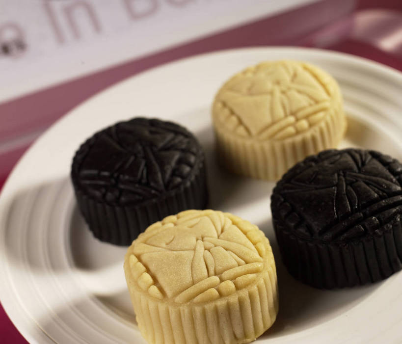 点心,月饼,无人,横图,俯视,室内,特写,白天,餐桌,桌子,餐具,中秋节,阴影,节日,朦胧,模糊,庆祝,反射,碟子,盘,影子,料理,食品,面点,文化,美食,食物,糕点,一个,黄色,白色,黑色,盘子,碟,四个,庆典,中式,单个,餐台,纪念,中秋,宫饼,胡饼,团圆饼,小饼,月团,彩图,高角度拍摄,八月会,八月节,拜月节,端正月,秋节,团圆节,月节,月夕,shjb1