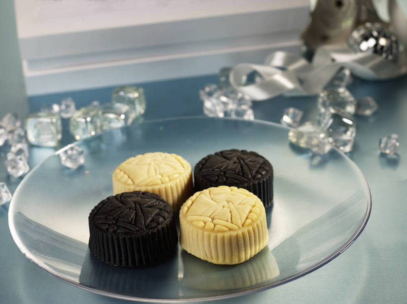 点心,月饼,无人,横图,俯视,室内,特写,白天,餐桌,桌子,餐具,玻璃,中秋节,阴影,节日,朦胧,模糊,庆祝,反射,碟子,盘,丝绸,丝带,影子,料理,食品,面点,缎带,文化,美食,玻璃制品,绸带,食物,糕点,一个,黄色,黑色,盘子,碟,四个,庆典,中式,单个,餐台,纪念,中秋,宫饼,胡饼,团圆饼,小饼,月团,彩图,高角度拍摄,八月会,八月节,拜月节,端正月,秋节,团圆节,月节,月夕,shjb1