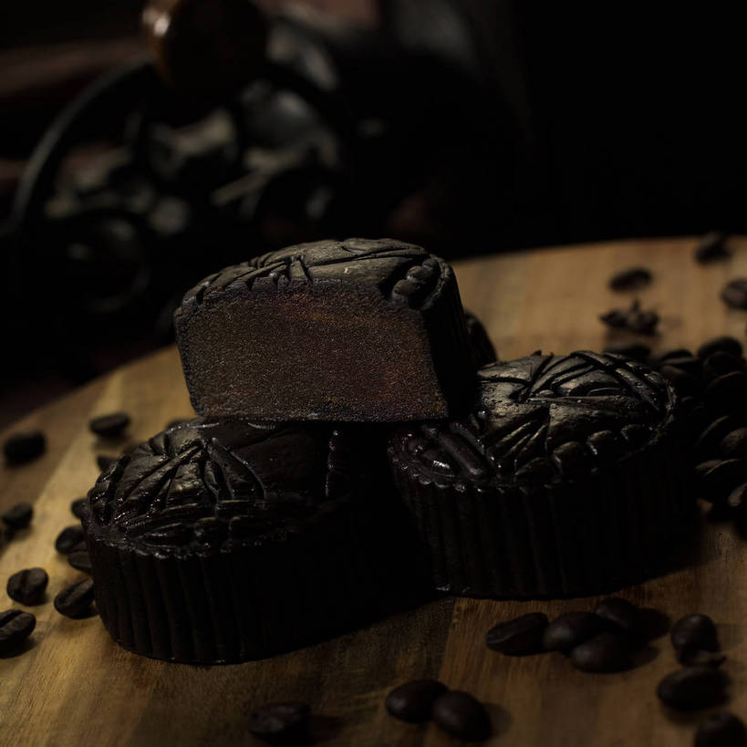 点心,月饼,咖啡,无人,横图,俯视,室内,特写,白天,植物,餐桌,桌子,豆,中秋节,切开,阴影,节日,朦胧,模糊,庆祝,反射,木制,影子,豆类,豆子,料理,食品,面点,案板,文化,美食,砧板,食物,糕点,黑色,木制品,咖啡豆,切,庆典,中式,餐台,纪念,剖面,切面,豆科,中秋,咖啡因,宫饼,胡饼,团圆饼,小饼,月团,彩图,高角度拍摄,八月会,八月节,拜月节,端正月,秋节,团圆节,月节,月夕,shjb1