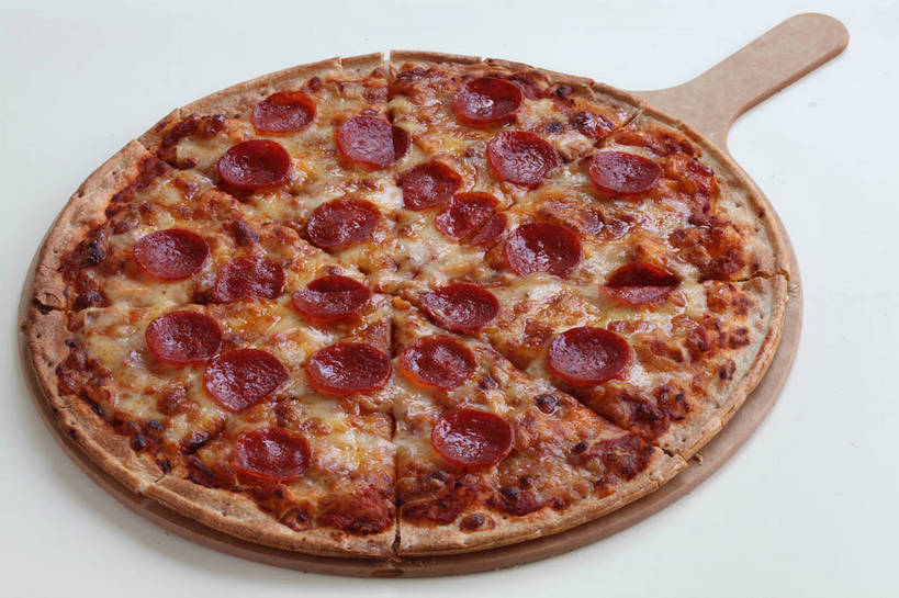 无人,横图,俯视,室内,特写,白天,白色背景,烹饪,西餐,餐桌,桌子,一块,阴影,反射,木制,圆形,图形,影子,圆,肉,香肠,料理,食品,披萨,匹萨,案板,腊肠,几何,菜肴,美食,肉类,砧板,食物,一个,木制品,快餐,西式,摄影,佳肴,影棚,单个,餐台,比萨,数学,摄影棚,肉食,西式快餐,垃圾食品,意大利薄饼,彩图,高角度拍摄,影棚拍摄,拍摄,几何图形,平面图形,香肠披萨,shjb1