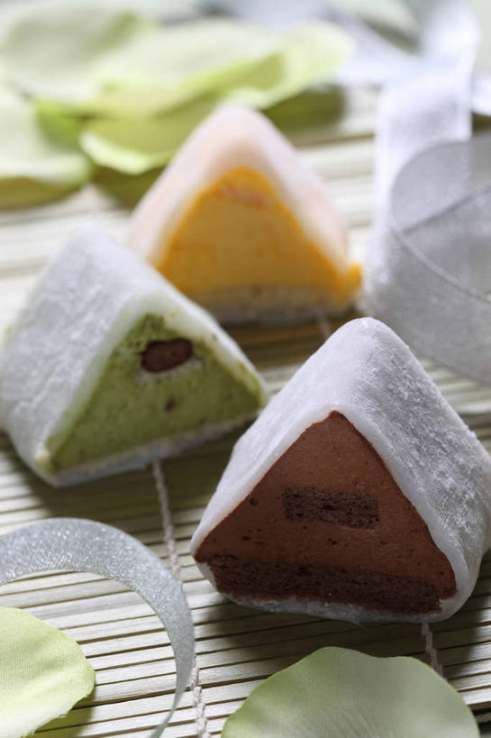 点心,无人,竖图,俯视,室内,特写,白天,下午茶,餐桌,桌子,三块,阴影,竹制,朦胧,模糊,盛开,反射,三角形,丝绸,丝带,图形,影子,竹席,食品,糖,糖果,甜点,甜品,缎带,几何,花蕾,巧克力蛋糕,绸带,花,花瓣,花朵,鲜花,食物,糕点,黄色,绿色,黑色,甜食,巧克力,花苞,花蕊,餐台,朱古力,抹茶蛋糕,竹制品,数学,彩图,高角度拍摄,几何学,几何图形,蛋糕,shjb1