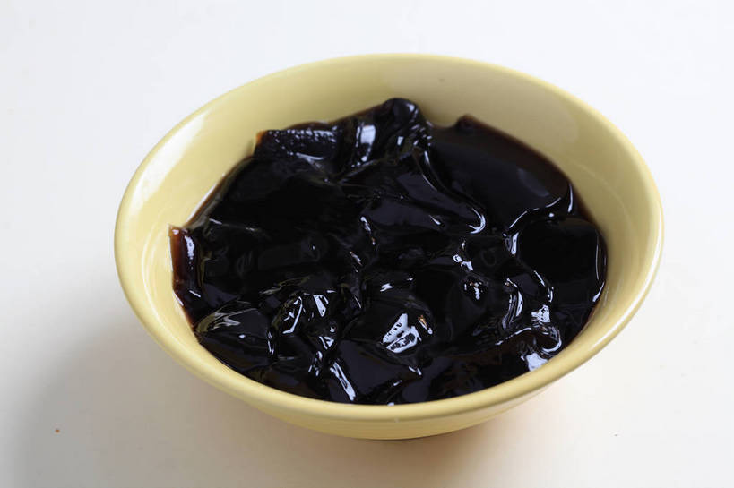 点心,无人,横图,俯视,室内,特写,白天,白色背景,植物,餐桌,桌子,雕塑,阴影,艺术,装饰,反射,雕刻,雕像,影子,陶瓷,星星,料理,食品,草药,药草,陶瓷制品,龟苓膏,美食,中药,食物,一个,黑色,容器,工艺品,碗,星形,中式,摄影,影棚,单个,餐台,储藏,华丽,修饰,美术,点缀,储存,摄影棚,药材,中草药,五角形,中药材,本草,美学,衬托,美观,雅致,雅观,五角星,彩图,高角度拍摄,影棚拍摄,拍摄,食雕,食品雕刻,食物雕刻,土茯苓,贮存,shjb1