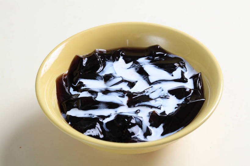 点心,无人,横图,俯视,室内,特写,白天,白色背景,植物,餐桌,桌子,雕塑,阴影,艺术,装饰,反射,雕刻,雕像,影子,陶瓷,星星,料理,食品,草药,药草,陶瓷制品,龟苓膏,美食,中药,食物,一个,黑色,容器,工艺品,碗,星形,中式,摄影,影棚,单个,餐台,储藏,华丽,修饰,美术,点缀,储存,摄影棚,药材,中草药,五角形,中药材,本草,美学,衬托,美观,雅致,雅观,五角星,彩图,高角度拍摄,影棚拍摄,拍摄,食雕,食品雕刻,食物雕刻,土茯苓,贮存,shjb1