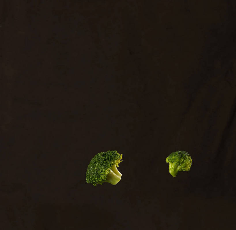 无人,横图,室内,特写,白天,正面,蔬菜,黑色背景,新鲜,西兰花,食品,食物,两个,绿色,摄影,有机食品,绿色食品,影棚,摄影棚,甘蓝花,彩图,影棚拍摄,拍摄,绿菜花,绿花菜,青花菜,蔬菜皇冠,shjb1