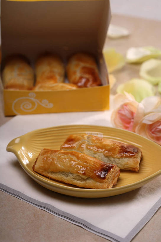 点心,无人,竖图,俯视,室内,特写,白天,爱情,下午茶,幸福,纯洁,热情,餐桌,桌子,玫瑰,餐具,阴影,朦胧,模糊,盛开,反射,碟子,盘,影子,纸盒,食品,玫瑰花,浪漫,花蕾,盒子,花,花瓣,花朵,鲜花,食物,糕点,两个,粉色,黄色,包装盒,盘子,餐巾,容器,碟,花苞,花蕊,温暖,温馨,恩爱,餐台,储藏,和睦,储存,感动,粉玫瑰,千层酥,尊敬,拿破仑,保洁方巾,口布,天真,刺玫花,徘徊花,彩图,高角度拍摄,拿破仑蛋糕,融洽,贮存,蛋糕,shjb1