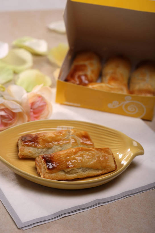 点心,无人,竖图,俯视,室内,特写,白天,爱情,下午茶,幸福,纯洁,热情,餐桌,桌子,玫瑰,餐具,阴影,朦胧,模糊,盛开,反射,碟子,盘,影子,纸盒,食品,玫瑰花,浪漫,花蕾,盒子,花,花瓣,花朵,鲜花,食物,糕点,两个,粉色,黄色,包装盒,盘子,餐巾,容器,碟,花苞,花蕊,温暖,温馨,恩爱,餐台,储藏,和睦,储存,感动,粉玫瑰,千层酥,尊敬,拿破仑,保洁方巾,口布,天真,刺玫花,徘徊花,彩图,高角度拍摄,拿破仑蛋糕,融洽,贮存,蛋糕,shjb1