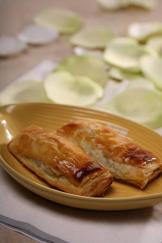 点心,无人,竖图,俯视,室内,特写,白天,爱情,下午茶,幸福,纯洁,热情,餐桌,桌子,玫瑰,餐具,两块,阴影,朦胧,模糊,盛开,反射,碟子,盘,影子,食品,玫瑰花,浪漫,花蕾,花,花瓣,花朵,鲜花,食物,糕点,一个,黄色,绿色,盘子,餐巾,碟,花苞,花蕊,温暖,温馨,恩爱,单个,餐台,和睦,感动,千层酥,尊敬,拿破仑,保洁方巾,口布,天真,刺玫花,徘徊花,彩图,高角度拍摄,绿玫瑰,拿破仑蛋糕,融洽,蛋糕,shjb1