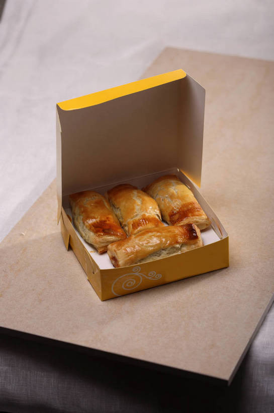 点心,无人,竖图,俯视,室内,特写,白天,下午茶,餐桌,桌子,阴影,反射,木制,布料,影子,纸盒,食品,案板,布纹,盒子,砧板,桌布,食物,糕点,一个,黄色,包装盒,餐巾,木制品,容器,台布,四块,单个,餐台,储藏,储存,千层酥,拿破仑,餐桌布,彩图,高角度拍摄,拿破仑蛋糕,贮存,蛋糕,shjb1