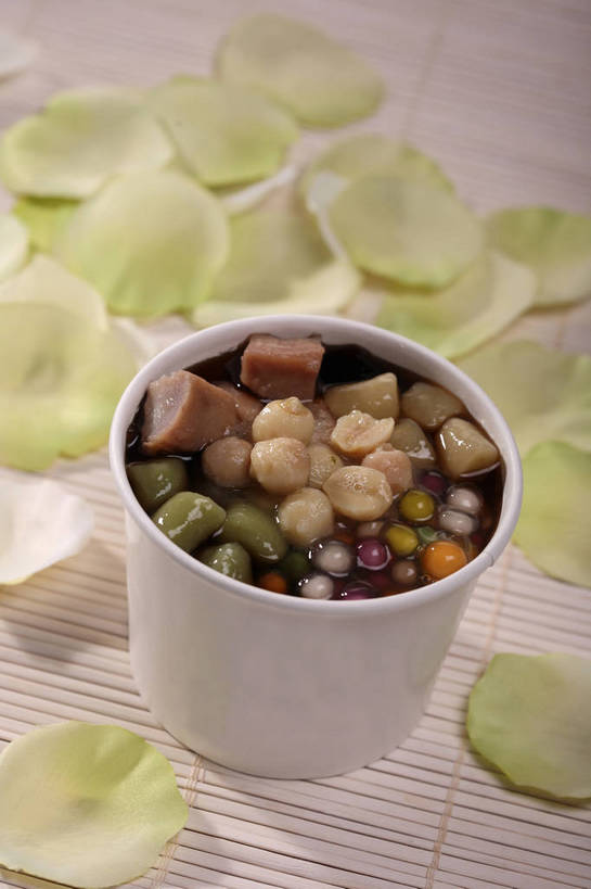 点心,无人,竖图,俯视,室内,特写,白天,爱情,幸福,纯洁,热情,餐桌,桌子,玫瑰,杯子,一堆,阴影,堆叠,堆积,竹制,盛开,反射,影子,竹席,莲子,食品,甜点,甜品,玫瑰花,浪漫,花蕾,花,花瓣,花朵,鲜花,食物,一个,绿色,白色,纸制品,甜食,花苞,花蕊,温暖,温馨,恩爱,单个,餐台,纸杯,堆,和睦,竹制品,一次性杯子,感动,尊敬,莲米,莲肉,莲实,天真,刺玫花,徘徊花,彩图,高角度拍摄,绿玫瑰,融洽,粉圆,珍珠粉圆,shjb1