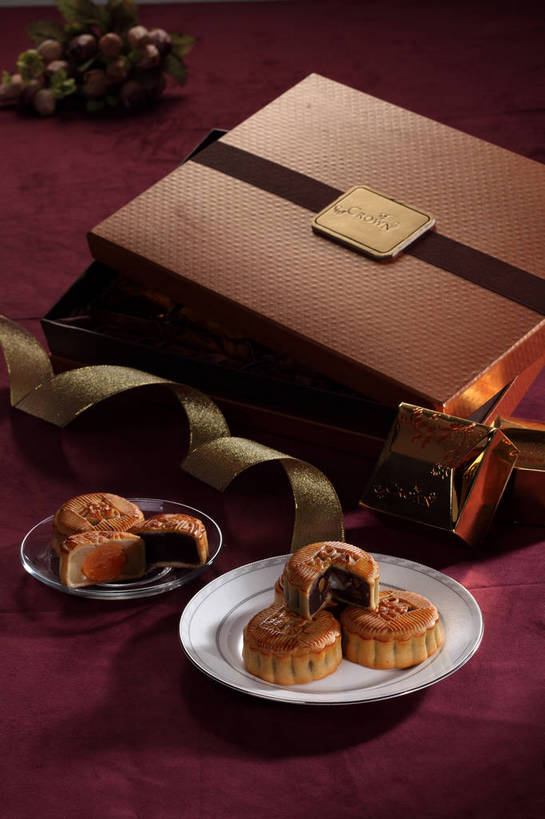 点心,月饼,无人,竖图,俯视,室内,特写,白天,餐桌,桌子,餐具,玻璃,中秋节,许多,切开,阴影,节日,朦胧,模糊,庆祝,盛开,反射,布料,碟子,盘,丝绸,丝带,影子,纸盒,陶瓷,蛋黄,料理,食品,面点,缎带,陶瓷制品,很多,花蕾,布纹,文化,美食,玻璃制品,绸带,盒子,桌布,花,花瓣,花朵,鲜花,食物,糕点,三个,红色,包装盒,盘子,餐巾,蝴蝶结,容器,碟,台布,花苞,花蕊,切,庆典,中式,餐台,纪念,储藏,储存,剖面,切面,中秋,宫饼,胡饼,团圆饼,小饼,月团,餐桌布,彩图,高角度拍摄,八月会,八月节,拜月节,端正月,秋节,团圆节,月节,月夕,贮存,咸蛋黄,蛋黄月饼,广式月饼,shjb1,豆沙馅月饼,广式豆沙月饼,豆沙月饼