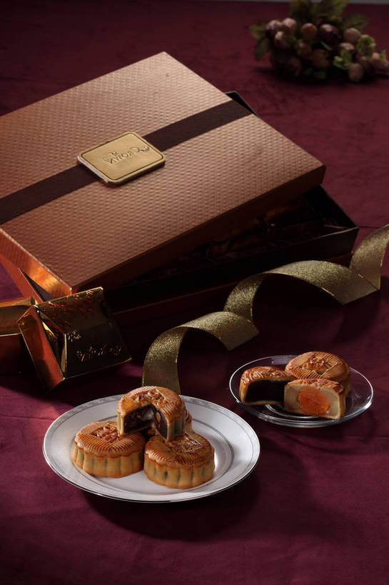 点心,月饼,无人,竖图,俯视,室内,特写,白天,餐桌,桌子,餐具,玻璃,中秋节,许多,切开,阴影,节日,朦胧,模糊,庆祝,盛开,反射,布料,碟子,盘,丝绸,丝带,影子,纸盒,陶瓷,蛋黄,料理,食品,面点,缎带,陶瓷制品,很多,花蕾,布纹,文化,美食,玻璃制品,绸带,盒子,桌布,花,花瓣,花朵,鲜花,食物,糕点,三个,红色,包装盒,盘子,餐巾,蝴蝶结,容器,碟,台布,花苞,花蕊,切,庆典,中式,餐台,纪念,储藏,储存,剖面,切面,中秋,宫饼,胡饼,团圆饼,小饼,月团,餐桌布,彩图,高角度拍摄,八月会,八月节,拜月节,端正月,秋节,团圆节,月节,月夕,贮存,咸蛋黄,蛋黄月饼,广式月饼,shjb1,豆沙馅月饼,广式豆沙月饼,豆沙月饼