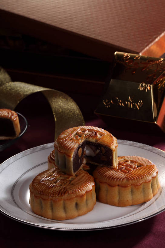 点心,月饼,无人,竖图,俯视,室内,特写,白天,餐桌,桌子,餐具,玻璃,中秋节,许多,切开,阴影,节日,朦胧,模糊,庆祝,反射,布料,碟子,盘,丝绸,丝带,影子,纸盒,陶瓷,蛋黄,料理,食品,面点,缎带,陶瓷制品,很多,布纹,文化,美食,玻璃制品,绸带,盒子,桌布,食物,糕点,三个,红色,包装盒,盘子,餐巾,蝴蝶结,容器,碟,台布,切,庆典,中式,餐台,纪念,储藏,储存,剖面,切面,中秋,宫饼,胡饼,团圆饼,小饼,月团,餐桌布,彩图,高角度拍摄,八月会,八月节,拜月节,端正月,秋节,团圆节,月节,月夕,贮存,咸蛋黄,蛋黄月饼,广式月饼,shjb1,豆沙馅月饼,广式豆沙月饼,豆沙月饼