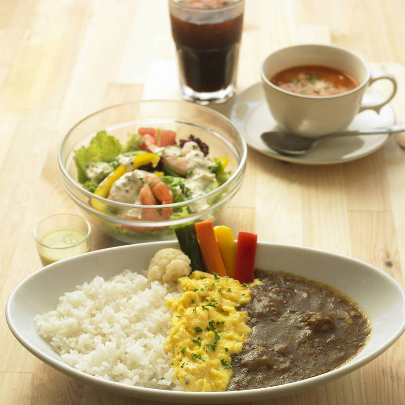 米饭,无人,横图,俯视,室内,特写,白天,烹饪,西餐,桌面,桌子,萝卜,胡萝卜,黄瓜,辣椒,蔬菜,西红柿,杯子,餐具,一把,许多,阴影,新鲜,反射,木制,碟子,盘,影子,勺子,陶瓷,木桌,生菜,莴苣,西兰花,调料,酱料,酱汁,肉,蔬菜沙拉,蔬菜汤,汤,虾仁,佐料,沙拉,料理,食品,陶瓷制品,饮品,饭,调味品,很多,一杯,调味料,色拉,酱,沙拉酱,沙律,菜肴,美食,肉类,玻璃制品,食物,饮料,盘子,木制品,容器,水杯,调羹,碟,汤匙,碗,西式,佳肴,有机食品,绿色食品,色拉酱,储藏,虾肉,五谷,储存,可口,黄萝卜,番萝卜,肉食,彩椒,辣角,红海椒,大椒,辣虎,广椒,春菜,鹅仔菜,莴仔菜,千金菜,叶用莴苣,适口,甘蓝花,羹汤,玻璃杯,番茄汤,洋柿子,甜椒,柿子椒,青瓜,辣子,胡瓜,红萝卜,海椒,柑仔蜜,甘荀,番茄,番椒,灯笼椒,臭柿,彩图,高角度拍摄,六月柿,丁香萝卜,胡芦菔金,金笋,绿菜花,绿花菜,青花菜,蔬菜皇冠,木桌子,蔬菜浓汤,贮存,喜报三元,西班牙番茄冷汤,shjb1