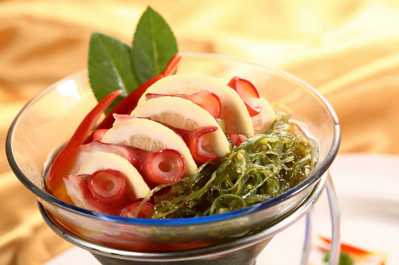 无人,横图,俯视,室内,特写,白天,烹饪,中餐,餐桌,桌子,柠檬,餐具,水果,叶子,玻璃,一排,切开,阴影,朦胧,模糊,新鲜,整齐,反射,碟子,盘,影子,海带,生食,料理,食品,果实,绿叶,冷盘,菜肴,美食,玻璃制品,食物,排列,两个,黄色,红色,绿色,盘子,容器,碟,碗,切,中式,嫩叶,冷菜,凉菜,佳肴,有机食品,绿色食品,餐台,中华料理,储藏,配菜,储存,队列,剖面,切面,江白菜,叶,叶片,益母果,柠果,彩图,高角度拍摄,贮存,shjb1,凉拌海带丝