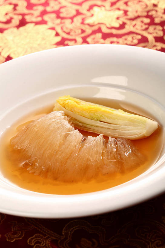 无人,竖图,俯视,室内,特写,白天,烹饪,中餐,餐桌,桌子,蔬菜,餐具,阴影,新鲜,反射,布料,碟子,盘,影子,大白菜,料理,食品,布纹,白菜,菜肴,美食,桌布,食物,一个,黄色,白色,盘子,餐巾,碟,台布,中式,佳肴,有机食品,绿色食品,单个,餐台,中华料理,燕窝,结球白菜,胶菜,巢窝,燕菜,燕根,燕蔬菜,餐桌布,彩图,高角度拍摄,黄芽白,shjb1,炖燕窝