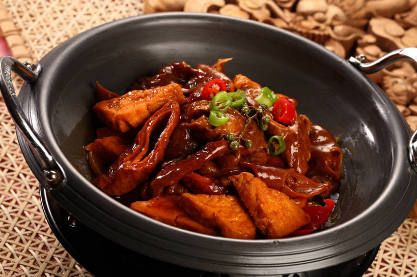 豆腐,内脏,肠,无人,交叉,横图,俯视,室内,特写,白天,烹饪,中餐,餐桌,桌子,竹子,辣椒,蔬菜,厨具,木雕,雕塑,阴影,竹制,新鲜,艺术,装饰,编织,反射,雕刻,雕像,锅子,砂锅,影子,陶瓷,青椒,调味,香料,佐料,料理,食品,陶瓷制品,锅,猪大肠,菜肴,美食,食物,一个,红色,绿色,黑色,工艺品,中式,佳肴,有机食品,绿色食品,单个,餐台,锅具,纪念,中华料理,竹条,交织,美术,花椒,山椒,配料,竹制品,豆制品,主题,肠子,陈列,烹饪用具,辣角,红海椒,大椒,辣虎,广椒,功能,美学,作料,穿插,大花椒,狗椒,红花椒,青花椒,蜀椒,香椒,烹调用具,辣子,红辣椒,红椒,海椒,番椒,烹调,彩图,高角度拍摄,猪肠,shjb1,大肠烧豆腐