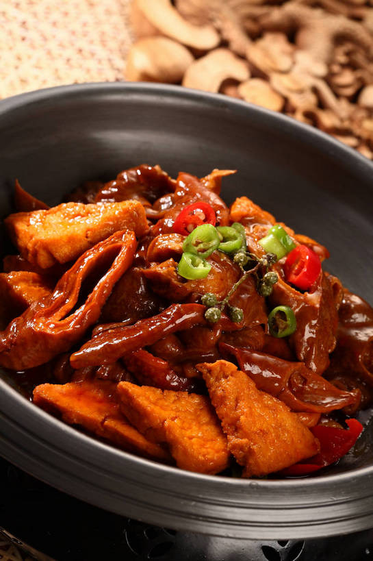 豆腐,内脏,肠,无人,交叉,竖图,俯视,室内,特写,白天,烹饪,中餐,餐桌,桌子,竹子,辣椒,蔬菜,厨具,木雕,雕塑,阴影,竹制,新鲜,艺术,装饰,编织,反射,雕刻,雕像,锅子,砂锅,影子,陶瓷,青椒,调味,香料,佐料,料理,食品,陶瓷制品,锅,猪大肠,菜肴,美食,食物,一个,红色,绿色,黑色,工艺品,中式,佳肴,有机食品,绿色食品,单个,餐台,锅具,纪念,中华料理,竹条,交织,美术,花椒,山椒,配料,竹制品,豆制品,主题,肠子,陈列,烹饪用具,辣角,红海椒,大椒,辣虎,广椒,功能,美学,作料,穿插,大花椒,狗椒,红花椒,青花椒,蜀椒,香椒,烹调用具,辣子,红辣椒,红椒,海椒,番椒,烹调,彩图,高角度拍摄,猪肠,shjb1,大肠烧豆腐