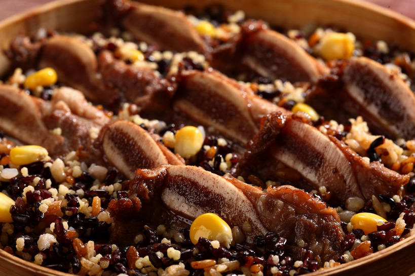 蒸笼,骨骼,无人,横图,俯视,室内,特写,白天,烹饪,中餐,农作物,玉米,蔬菜,厨具,阴影,竹制,朦胧,模糊,新鲜,反射,棒子,影子,玉蜀黍,白米,谷类,谷物,肉,料理,食品,骨头,米,猪肉,大米,菜肴,美食,肉类,食物,一个,黄色,中式,佳肴,有机食品,绿色食品,单个,中华料理,苞米,骨架,竹制品,苞芦,笼屉,肉食,烹饪用具,豚肉,苞谷,软骨,黑米,包谷,大蜀黍,番麦,薏米包,玉高粱,玉麦,珍珠米,粢米,稷,稷米,糜子米,烹调用具,烹调,彩图,高角度拍摄,糜子,黄小米,黄米,shjb1,糯小米,黍