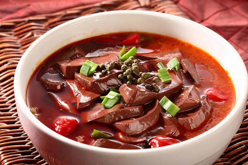 无人,交叉,横图,俯视,室内,特写,白天,烹饪,中餐,餐桌,桌子,竹子,辣椒,蔬菜,阴影,竹制,新鲜,编织,反射,血,布料,影子,陶瓷,葱,青葱,青椒,调味,汤,香料,佐料,料理,食品,陶瓷制品,布纹,菜肴,美食,桌布,食物,一个,红色,绿色,白色,餐巾,容器,台布,碗,中式,血液,佳肴,有机食品,绿色食品,单个,餐台,中华料理,储藏,竹条,交织,花椒,山椒,配料,竹制品,储存,辣角,红海椒,大椒,辣虎,广椒,作料,鸭血,穿插,大花椒,狗椒,红花椒,青花椒,蜀椒,香椒,辣子,红辣椒,红椒,海椒,番椒,餐桌布,彩图,高角度拍摄,贮存,shjb1,麻辣鸭血汤,鸭血汤