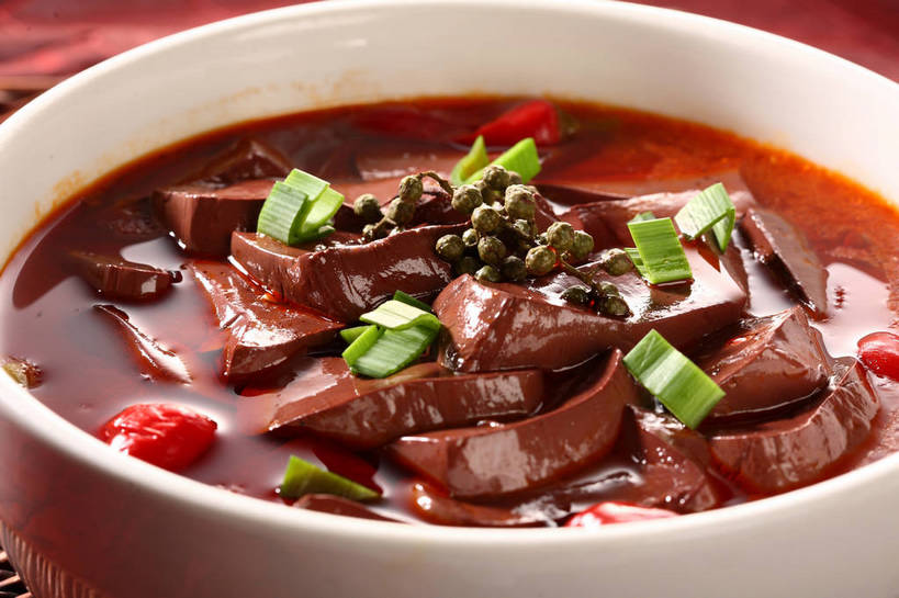 无人,横图,俯视,室内,特写,白天,烹饪,中餐,餐桌,桌子,辣椒,蔬菜,阴影,新鲜,反射,血,布料,影子,陶瓷,葱,青葱,青椒,调味,汤,香料,佐料,料理,食品,陶瓷制品,布纹,菜肴,美食,桌布,食物,一个,红色,绿色,白色,餐巾,容器,台布,碗,中式,血液,佳肴,有机食品,绿色食品,单个,餐台,中华料理,储藏,花椒,山椒,配料,储存,辣角,红海椒,大椒,辣虎,广椒,作料,鸭血,大花椒,狗椒,红花椒,青花椒,蜀椒,香椒,辣子,红辣椒,红椒,海椒,番椒,餐桌布,彩图,高角度拍摄,贮存,shjb1,麻辣鸭血汤,鸭血汤