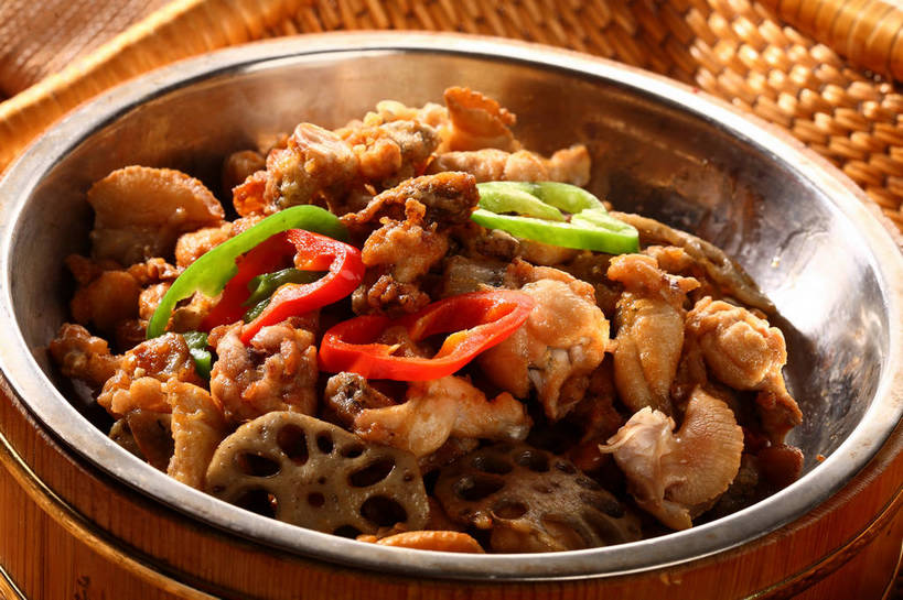 无人,交叉,横图,俯视,室内,特写,白天,烹饪,中餐,餐桌,桌子,竹子,辣椒,蔬菜,厨具,金属制品,阴影,竹制,新鲜,编织,反射,金属,锅子,篮子,影子,肉,料理,食品,锅,干锅牛蛙,藕,菜肴,美食,肉类,食物,两个,红色,绿色,竹篮,中式,佳肴,有机食品,绿色食品,餐台,锅具,中华料理,竹条,交织,竹制品,川菜,肉食,彩椒,烹饪用具,辣角,红海椒,大椒,辣虎,广椒,穿插,四川菜,莲藕,烹调用具,甜椒,柿子椒,辣子,海椒,番椒,灯笼椒,烹调,彩图,高角度拍摄,牛蛙肉,蛙肉,菜藕,光旁,果藕,荷藕,湖藕,藕节,水鞭蓉,shjb1