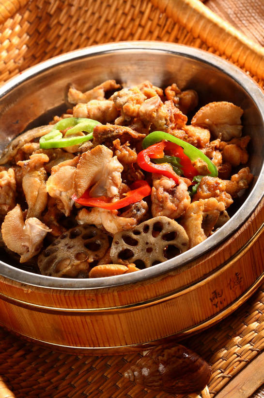 无人,交叉,竖图,俯视,室内,特写,白天,烹饪,中餐,餐桌,桌子,竹子,辣椒,蔬菜,厨具,金属制品,阴影,竹制,新鲜,编织,反射,金属,锅子,篮子,影子,肉,料理,食品,锅,干锅牛蛙,藕,菜肴,美食,肉类,食物,两个,红色,绿色,竹篮,中式,佳肴,有机食品,绿色食品,餐台,锅具,中华料理,竹条,交织,竹制品,川菜,肉食,彩椒,烹饪用具,辣角,红海椒,大椒,辣虎,广椒,穿插,四川菜,莲藕,烹调用具,甜椒,柿子椒,辣子,海椒,番椒,灯笼椒,烹调,彩图,高角度拍摄,牛蛙肉,蛙肉,菜藕,光旁,果藕,荷藕,湖藕,藕节,水鞭蓉,shjb1