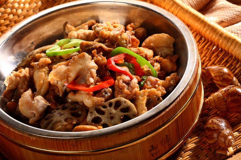 无人,交叉,横图,俯视,室内,特写,白天,烹饪,中餐,餐桌,桌子,竹子,辣椒,蔬菜,贝壳,厨具,金属制品,阴影,竹制,新鲜,编织,反射,金属,锅子,篮子,影子,肉,料理,食品,锅,干锅牛蛙,藕,菜肴,美食,肉类,食物,两个,红色,绿色,竹篮,中式,佳肴,有机食品,绿色食品,餐台,锅具,中华料理,竹条,交织,竹制品,川菜,肉食,彩椒,烹饪用具,辣角,红海椒,大椒,辣虎,广椒,穿插,四川菜,莲藕,贝类外壳,海螺壳,软体动物外壳,烹调用具,甜椒,柿子椒,辣子,海椒,番椒,灯笼椒,烹调,彩图,高角度拍摄,牛蛙肉,蛙肉,菜藕,光旁,果藕,荷藕,湖藕,藕节,水鞭蓉,shjb1