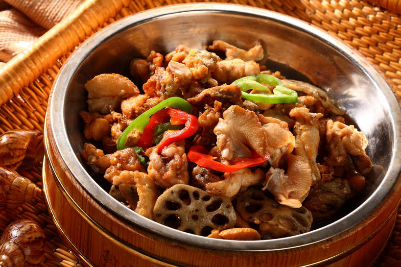 无人,交叉,横图,俯视,室内,特写,白天,烹饪,中餐,餐桌,桌子,竹子,辣椒,蔬菜,贝壳,厨具,金属制品,阴影,竹制,新鲜,编织,反射,金属,锅子,篮子,影子,肉,料理,食品,锅,干锅牛蛙,藕,菜肴,美食,肉类,食物,两个,红色,绿色,竹篮,中式,佳肴,有机食品,绿色食品,餐台,锅具,中华料理,竹条,交织,竹制品,川菜,肉食,彩椒,烹饪用具,辣角,红海椒,大椒,辣虎,广椒,穿插,四川菜,莲藕,贝类外壳,海螺壳,软体动物外壳,烹调用具,甜椒,柿子椒,辣子,海椒,番椒,灯笼椒,烹调,彩图,高角度拍摄,牛蛙肉,蛙肉,菜藕,光旁,果藕,荷藕,湖藕,藕节,水鞭蓉,shjb1