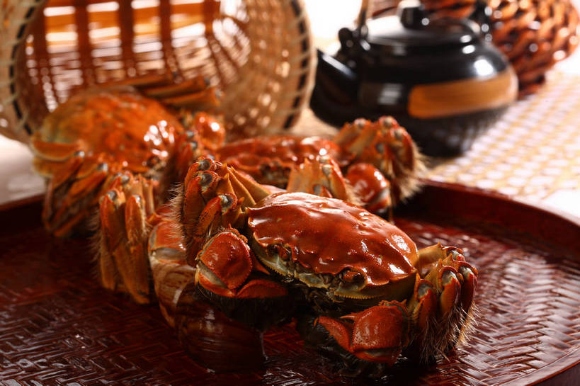 蟹,无人,交叉,横图,俯视,室内,特写,白天,烹饪,中餐,餐桌,桌子,竹子,阴影,竹制,朦胧,模糊,编织,反射,螃蟹,壶,篮子,影子,陶瓷,料理,食品,陶瓷制品,菜肴,美食,水壶,食物,两个,红色,黑色,茶壶,容器,竹篮,中式,佳肴,餐台,中华料理,竹条,交织,竹制品,清蒸,穿插,甲壳动物,彩图,高角度拍摄,清蒸菜,清蒸蟹,shjb1