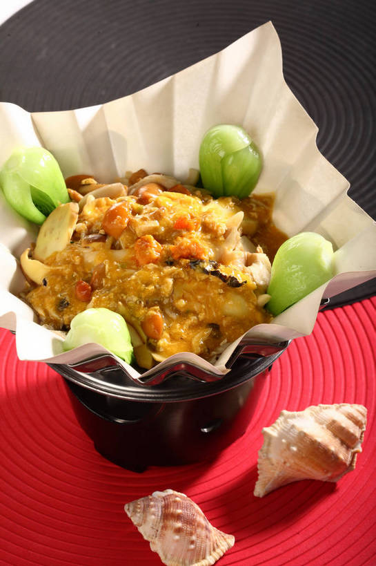 内脏,无人,竖图,俯视,室内,特写,白天,烹饪,中餐,餐桌,桌子,蔬菜,贝壳,厨具,金属制品,阴影,新鲜,反射,金属,锅子,影子,青菜,浓汤,肉,汤,料理,食品,蟹肉,锅,羹,菜肴,美食,肉类,食物,红色,绿色,黑色,中式,佳肴,有机食品,绿色食品,餐台,锅具,中华料理,小白菜,肉食,蟹黄,烹饪用具,不结球白菜,贝类外壳,海螺壳,软体动物外壳,烹调用具,烹调,彩图,高角度拍摄,shjb1,蟹黄羹