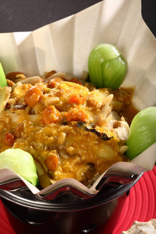 内脏,无人,竖图,俯视,室内,特写,白天,烹饪,中餐,餐桌,桌子,蔬菜,厨具,金属制品,阴影,新鲜,反射,金属,锅子,影子,青菜,浓汤,肉,汤,料理,食品,蟹肉,锅,羹,菜肴,美食,肉类,食物,红色,绿色,黑色,中式,佳肴,有机食品,绿色食品,餐台,锅具,中华料理,小白菜,肉食,蟹黄,烹饪用具,不结球白菜,烹调用具,烹调,彩图,高角度拍摄,shjb1,蟹黄羹