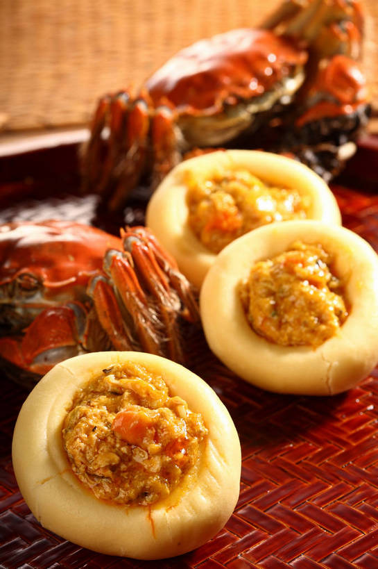 点心,蟹,内脏,无人,竖图,俯视,室内,特写,白天,烹饪,中餐,餐桌,桌子,阴影,朦胧,模糊,反射,螃蟹,影子,浓汤,肉,汤,料理,食品,面点,蟹肉,羹,菜肴,美食,肉类,食物,三个,中式,佳肴,餐台,中华料理,清蒸,肉食,蟹黄,甲壳动物,彩图,高角度拍摄,清蒸菜,窝窝头,清蒸蟹,shjb1,蟹黄羹