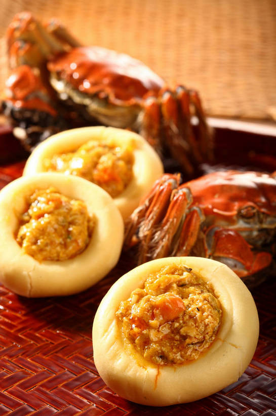 点心,蟹,内脏,无人,竖图,俯视,室内,特写,白天,烹饪,中餐,餐桌,桌子,阴影,朦胧,模糊,反射,螃蟹,影子,浓汤,肉,汤,料理,食品,面点,蟹肉,羹,菜肴,美食,肉类,食物,三个,中式,佳肴,餐台,中华料理,清蒸,肉食,蟹黄,甲壳动物,彩图,高角度拍摄,清蒸菜,窝窝头,清蒸蟹,shjb1,蟹黄羹