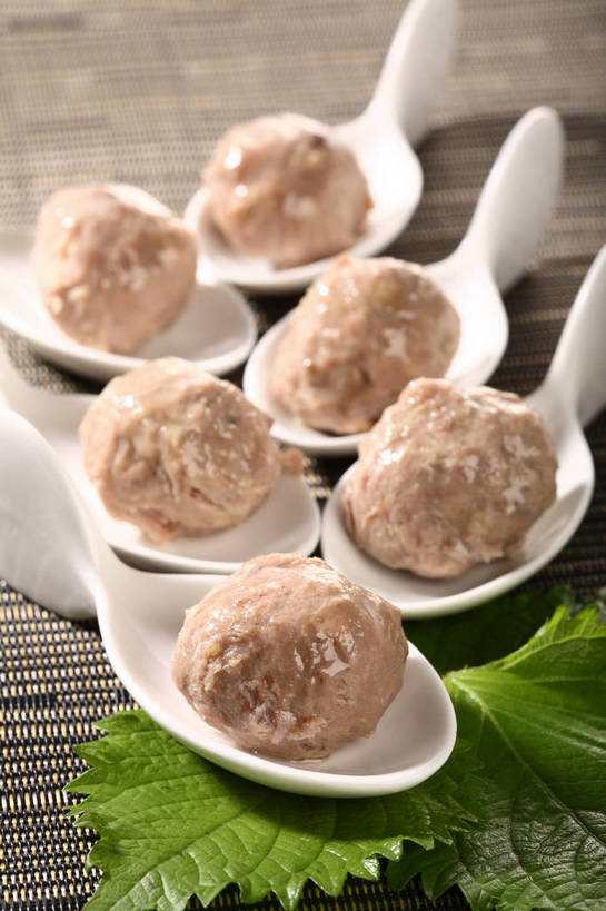 无人,竖图,俯视,室内,特写,白天,烹饪,中餐,植物,餐桌,桌子,叶子,一排,许多,阴影,整齐,并列,并排,反射,纹理,影子,勺子,陶瓷,肉,料理,食品,绿叶,陶瓷制品,丸子,很多,菜肴,美食,肉类,肉丸,食物,排列,绿色,调羹,汤匙,中式,嫩叶,佳肴,餐台,中华料理,肉圆,配菜,队列,清蒸,平行,肉食,肌理,叶,叶片,叶脉,彩图,高角度拍摄,清蒸菜,shjb1,清蒸丸子,蒸肉丸