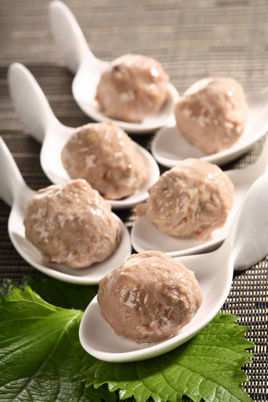 无人,竖图,俯视,室内,特写,白天,烹饪,中餐,植物,餐桌,桌子,叶子,一排,许多,阴影,整齐,并列,并排,反射,纹理,影子,勺子,陶瓷,肉,料理,食品,绿叶,陶瓷制品,丸子,很多,菜肴,美食,肉类,肉丸,食物,排列,绿色,调羹,汤匙,中式,嫩叶,佳肴,餐台,中华料理,肉圆,配菜,队列,清蒸,平行,肉食,肌理,叶,叶片,叶脉,彩图,高角度拍摄,清蒸菜,shjb1,清蒸丸子,蒸肉丸