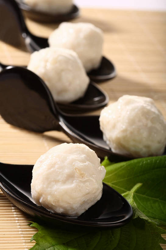 无人,竖图,俯视,室内,特写,白天,烹饪,中餐,植物,餐桌,桌子,叶子,阴影,竹制,朦胧,模糊,反射,纹理,影子,勺子,陶瓷,竹席,肉,鱼肉,料理,食品,绿叶,陶瓷制品,丸子,菜肴,美食,肉类,肉丸,鱼丸,食物,排列,绿色,白色,黑色,调羹,汤匙,四个,中式,嫩叶,佳肴,餐台,中华料理,竹制品,肉食,蒸菜,肌理,摆列,叶,叶片,叶脉,彩图,高角度拍摄,布列,分列,shjb1,蒸鱼丸